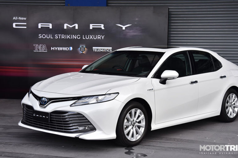 All New Toyota Camry ลองรุ่นสูงสุดของเบนซินและไฮบริดในสนามช้าง