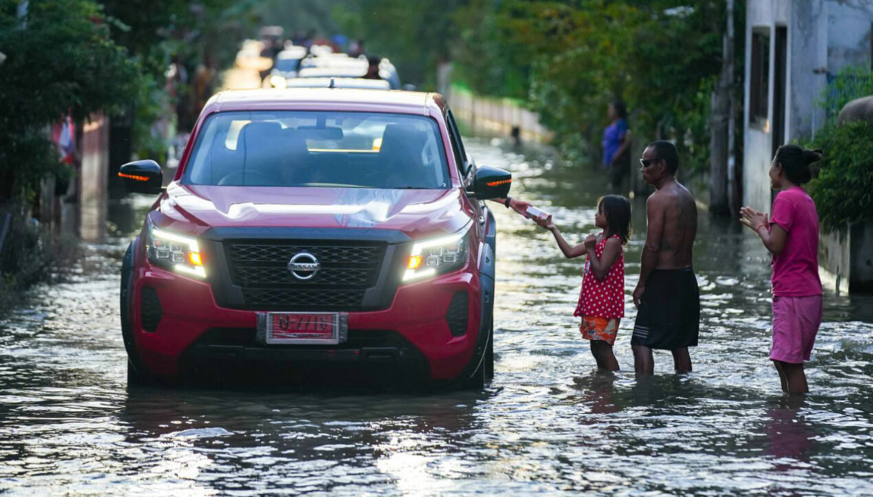 Nissan นำ Navara ลงพื้นที่ช่วยเหลือผู้ประสบภัยน้ำท่วม