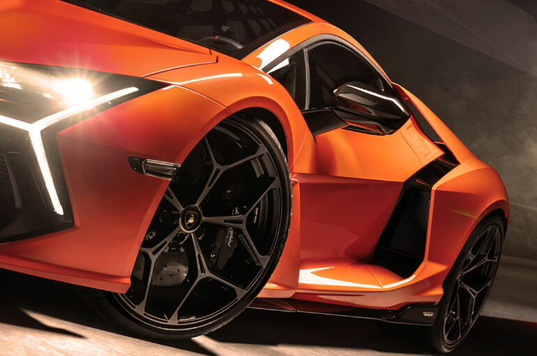 Bridgestone พัฒนายางสมรรถนะสูงสำหรับ Lamborghini Revuelto
