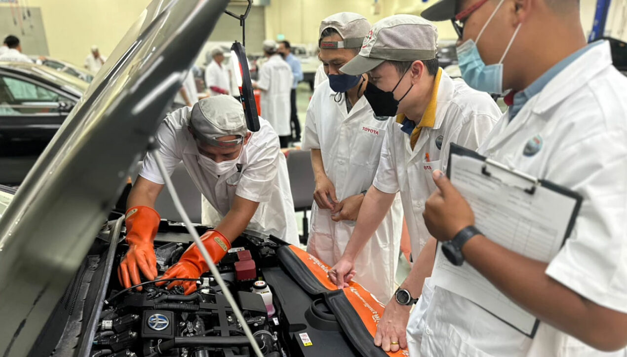 Toyota ถ่ายทอดความรู้เทคโนโลยีด้าน HEV และ EV แก่ครู วอศ.