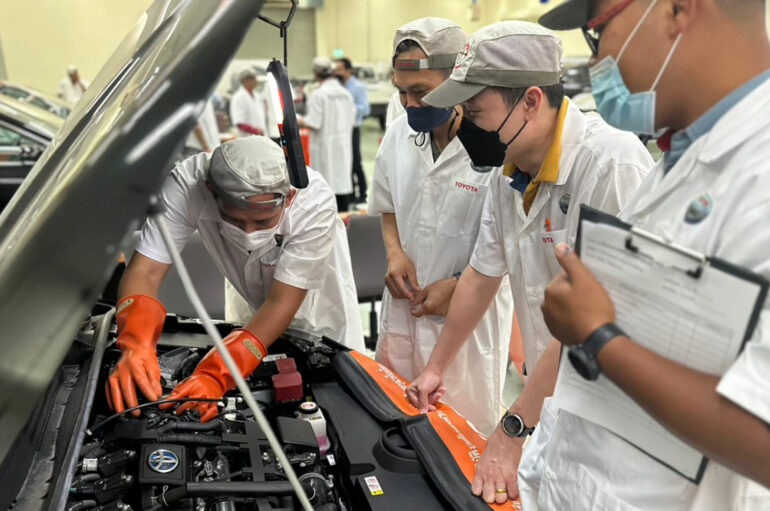 Toyota ถ่ายทอดความรู้เทคโนโลยีด้าน HEV และ EV แก่ครู วอศ.